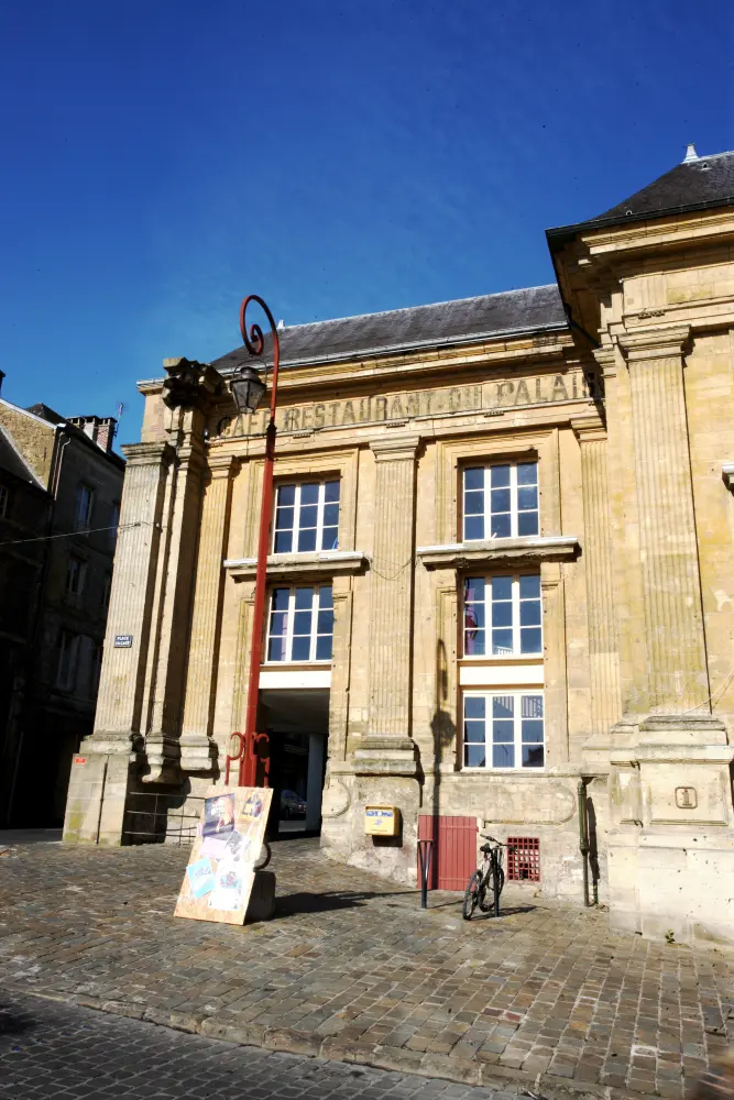 Foto de Edificio - Sous licence Creative Commons (https://creativecommons.org/licenses/by-sa/4.0/deed.fr) - Par Rotatebot - © Creative Commons (https://creativecommons.org/licenses/by-sa/4.0/deed.fr)