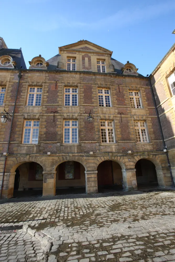 Foto de Edificio - Sous licence Creative Commons (https://creativecommons.org/licenses/by-sa/4.0/deed.fr) - Par NEUVENS Francis - © Creative Commons (https://creativecommons.org/licenses/by-sa/4.0/deed.fr)