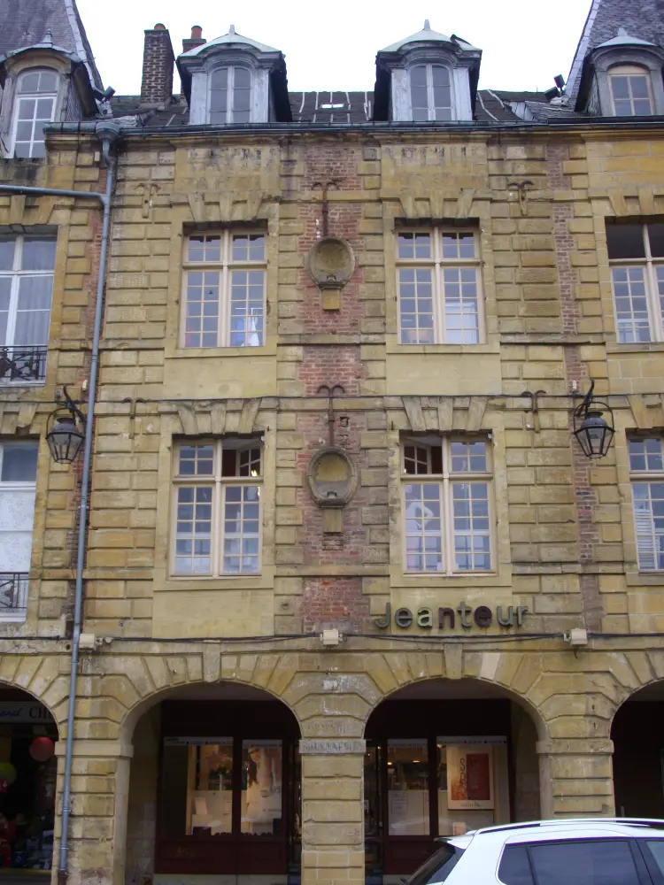 Foto di Edificio - Sous licence Creative Commons (https://creativecommons.org/licenses/by-sa/4.0/deed.fr) - Par Fab5669 - © Creative Commons (https://creativecommons.org/licenses/by-sa/4.0/deed.fr)