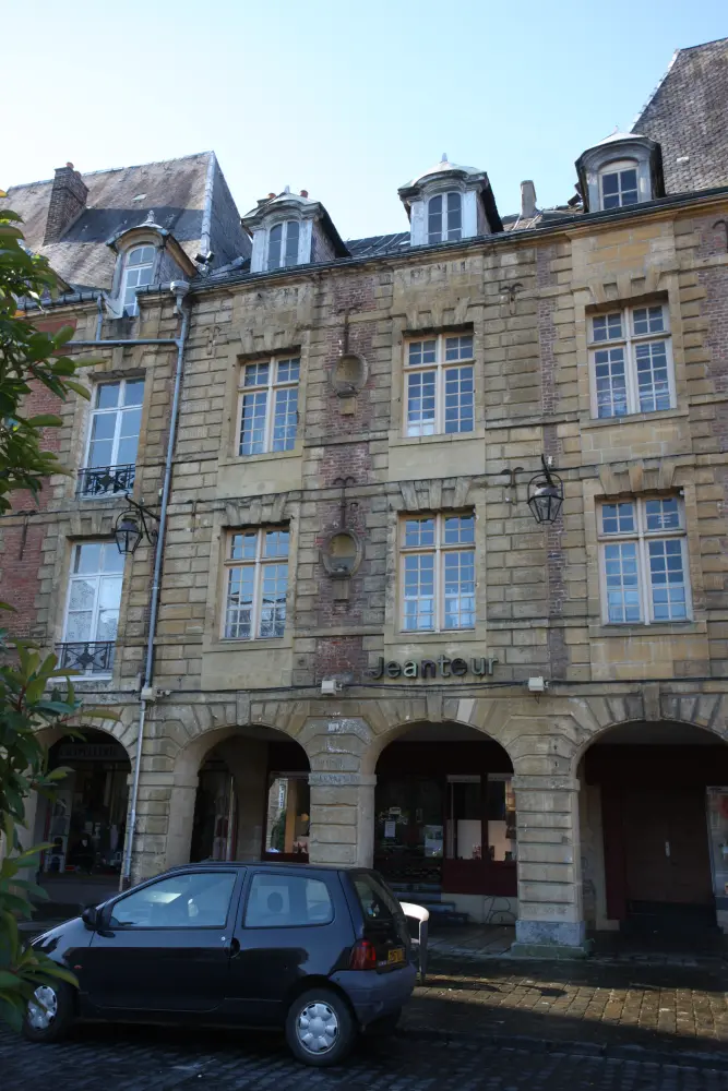 Foto di Edificio - Sous licence Creative Commons (https://creativecommons.org/licenses/by-sa/4.0/deed.fr) - Par NEUVENS Francis - © Creative Commons (https://creativecommons.org/licenses/by-sa/4.0/deed.fr)