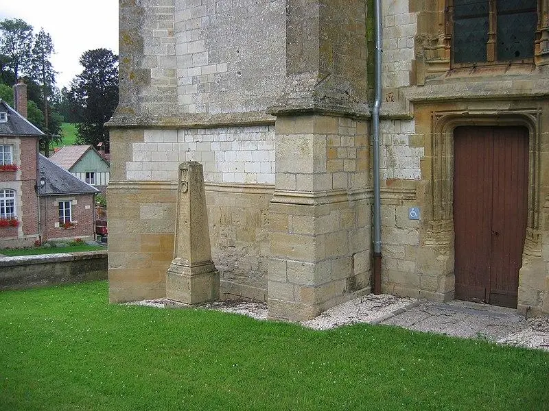 Foto von Stillgelegter Friedhof um die Kirche umgeben - HenriDavel - © Creative Commons (https://creativecommons.org/licenses/by-sa/4.0/deed.fr)