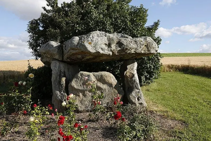 Foto de Dolmen de Nuisy dice "Las piedras de Sainte-Geneviève" - Hervé10 - © Creative Commons (https://creativecommons.org/licenses/by-sa/4.0/deed.fr)