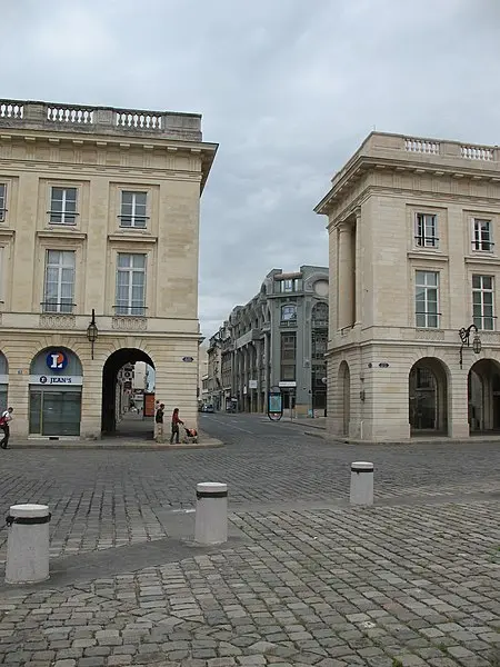 Foto de Edificio - Basvb - © Creative Commons (https://creativecommons.org/licenses/by-sa/4.0/deed.fr)