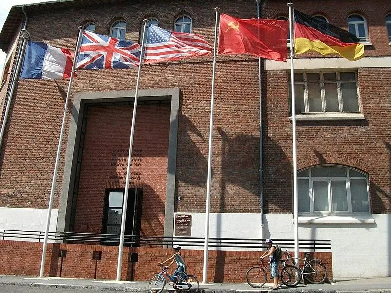 Foto de Salle de la R Sur Randition del 7 de mayo de 1945 ubicado en el edificio (Lycée técnico) - Gérald Garitan - © Creative Commons (https://creativecommons.org/licenses/by-sa/4.0/deed.fr)