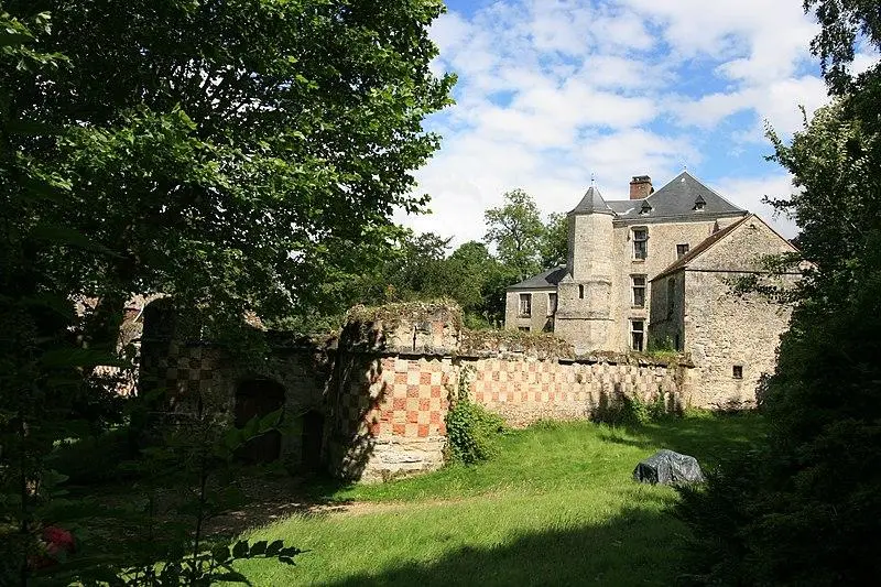 Foto de Castillo y Dovecote frente a la entrada - Deuxtroy - © Creative Commons (https://creativecommons.org/licenses/by-sa/4.0/deed.fr)