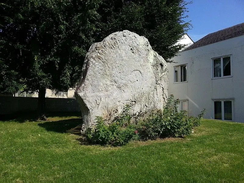 Foto de Menhir dice Stone-Fouret - Ce fichierest l’œuvre deXavier Caré. Merci de cré - © Creative Commons (https://creativecommons.org/licenses/by-sa/4.0/deed.fr)