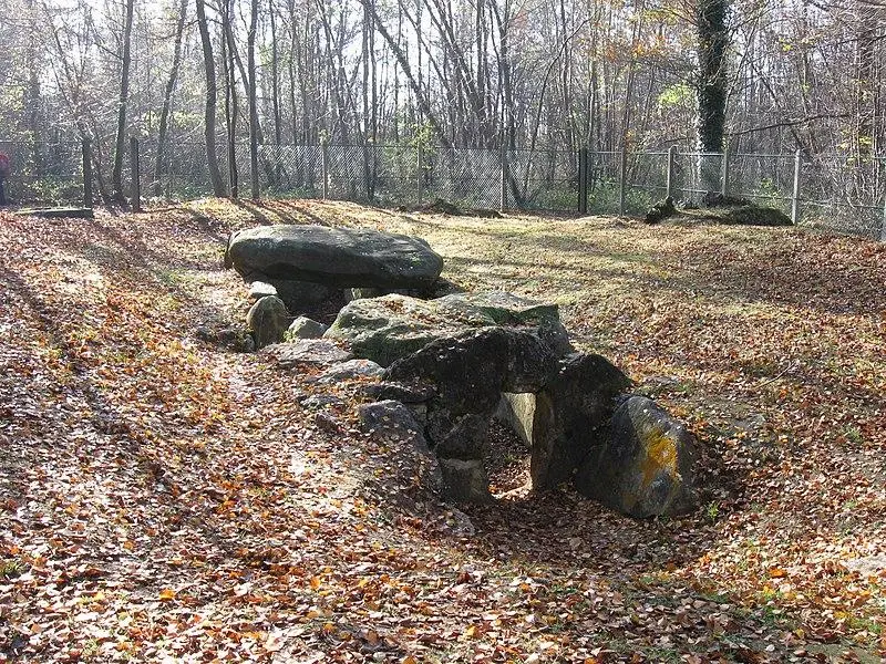 Foto von Flachstein -Dolmen - Thor19 - © Creative Commons (https://creativecommons.org/licenses/by-sa/4.0/deed.fr)
