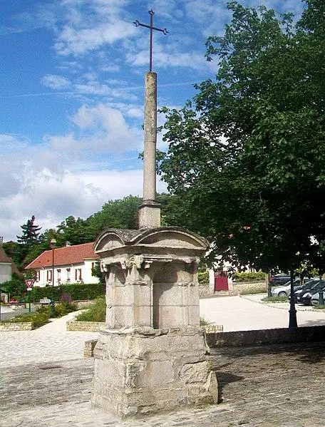 Foto de Cruz frente a la iglesia - P.poschadel - © Creative Commons (https://creativecommons.org/licenses/by-sa/4.0/deed.fr)