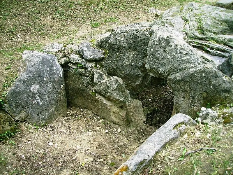 Foto von Dolmen der Pierre-Platte im Isle-Adam-Wald - Astérixobélix - © Creative Commons (https://creativecommons.org/licenses/by-sa/4.0/deed.fr)
