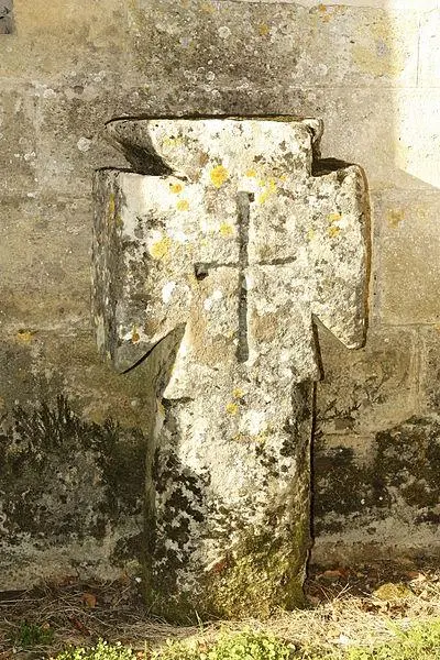 Foto de Cross de piedra respaldada a la iglesia Nave - Patrick Gueit - © Creative Commons (https://creativecommons.org/licenses/by-sa/4.0/deed.fr)