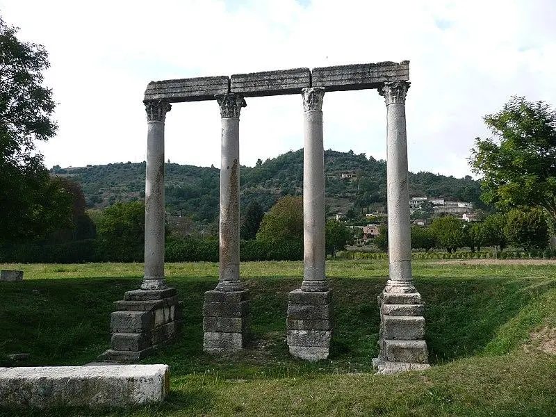 Foto di Quattro antiche colonne sormontate da una tramatura - maarjaara - © Creative Commons (https://creativecommons.org/licenses/by-sa/4.0/deed.fr)