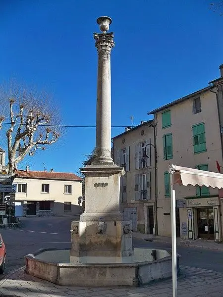 Foto di Così chiamata Fountain di colonna - Véronique PAGNIER - © Creative Commons (https://creativecommons.org/licenses/by-sa/4.0/deed.fr)