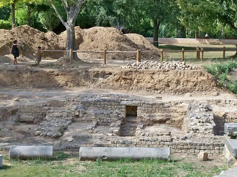 Foto di Antiche vestigia corrispondente a tre stati di occupazione - Véronique PAGNIER - © Creative Commons (https://creativecommons.org/licenses/by-sa/4.0/deed.fr)