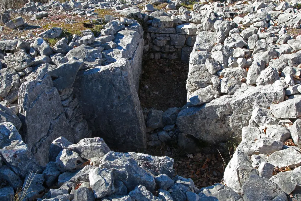 Foto de Dolmen y caen en bloques de mauvanos sud - Sous licence Creative Commons (https://creativecommons.org/licenses/by-sa/4.0/deed.fr) - Par MOSSOT - © Creative Commons (https://creativecommons.org/licenses/by-sa/4.0/deed.fr)