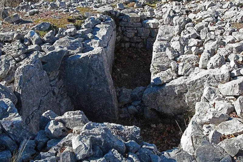 Foto de Dolmen y caen en bloques de mauvanos sud - MOSSOT - © Creative Commons (https://creativecommons.org/licenses/by-sa/4.0/deed.fr)
