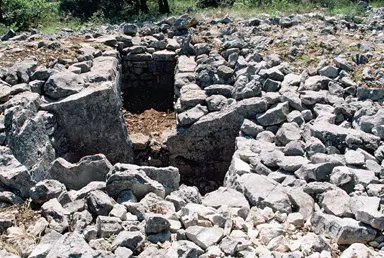 Foto de Dolmen y caen en bloques de mauvanos sud - POP Plateforme Ouverte du Patrimoine / Base Mérimée - © Monuments historiques, 2004