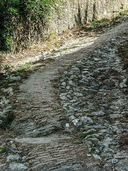 Foto von Überreste der alten Aurélienne -Route und der verbleibenden (auch in der Gemeinde Paradou) - Broenberr - © Creative Commons (https://creativecommons.org/licenses/by-sa/4.0/deed.fr)