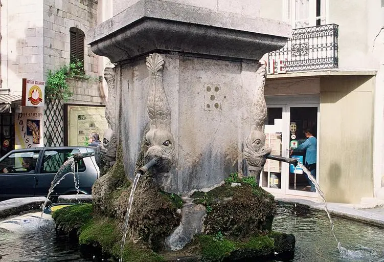 Foto di Fontana 18S decorando la piazza - POP Plateforme Ouverte du Patrimoine / Base Mérimée - © Monuments historiques