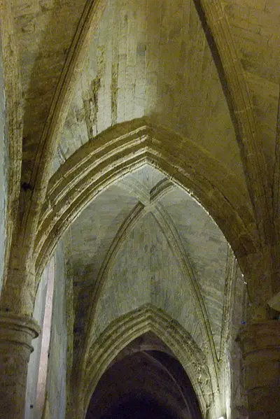 Foto di Notre-Dame Collegiate Church anche la cosiddetta Saint-Marcel collegiale - GFreihalter - © Creative Commons (https://creativecommons.org/licenses/by-sa/4.0/deed.fr)