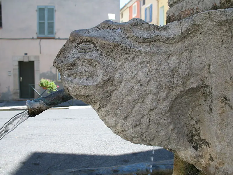 Foto di Fontana pubblica - SombreSanglier - © Creative Commons (https://creativecommons.org/licenses/by-sa/4.0/deed.fr)