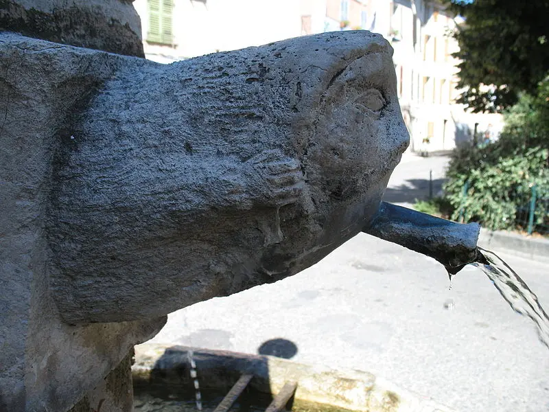 Foto di Fontana pubblica - SombreSanglier - © Creative Commons (https://creativecommons.org/licenses/by-sa/4.0/deed.fr)