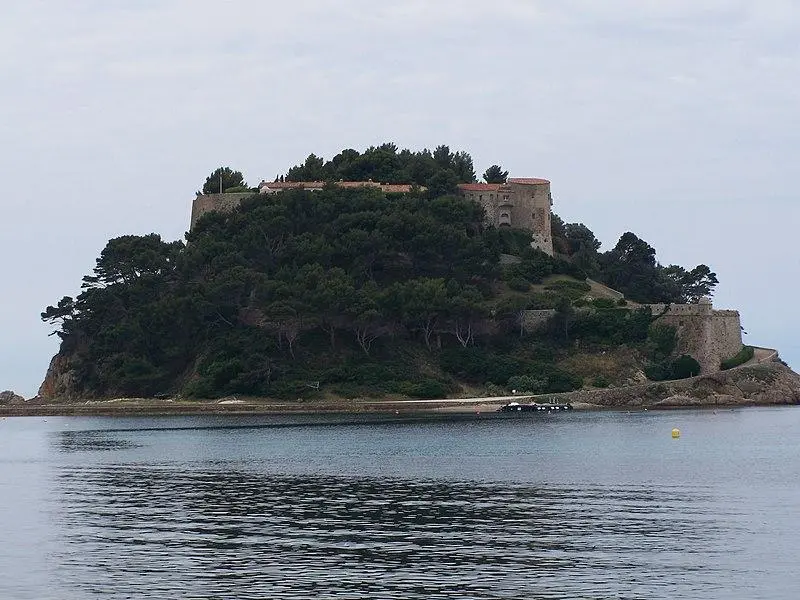 Foto di Fort de Brégançon e isola che lo supportano - Wolf Meusel - © Creative Commons (https://creativecommons.org/licenses/by-sa/4.0/deed.fr)