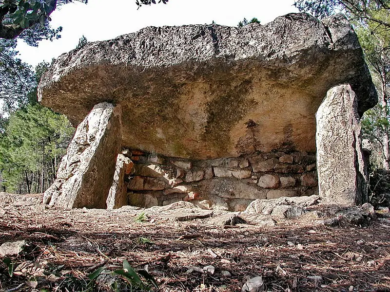 Foto di Dolmen N ° 4 di ADRETS - This illustration was made by (User:Royonx) and re - © Creative Commons (https://creativecommons.org/licenses/by-sa/4.0/deed.fr)