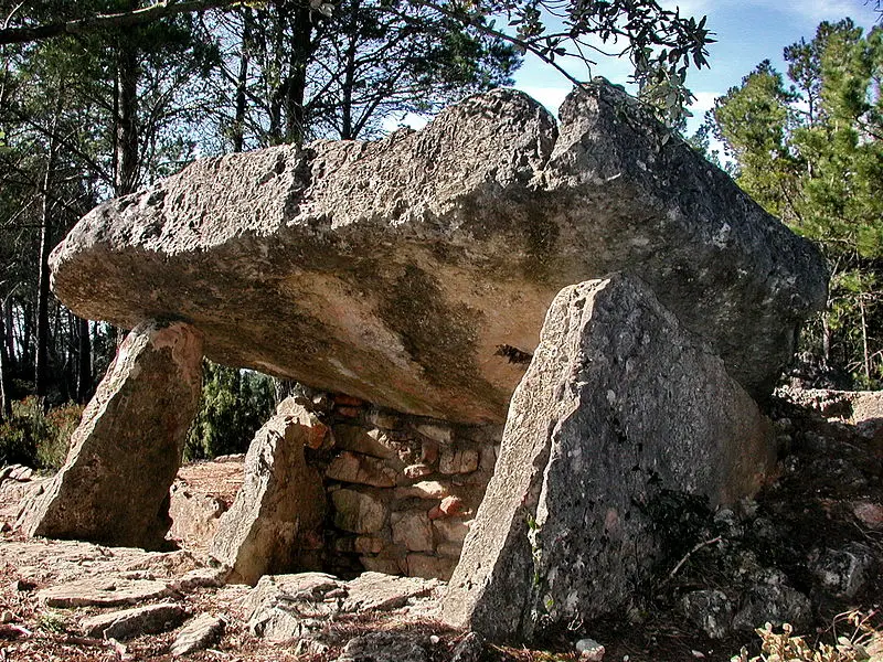 Foto di Dolmen N ° 4 di ADRETS - This illustration was made by (User:Royonx) and re - © Creative Commons (https://creativecommons.org/licenses/by-sa/4.0/deed.fr)