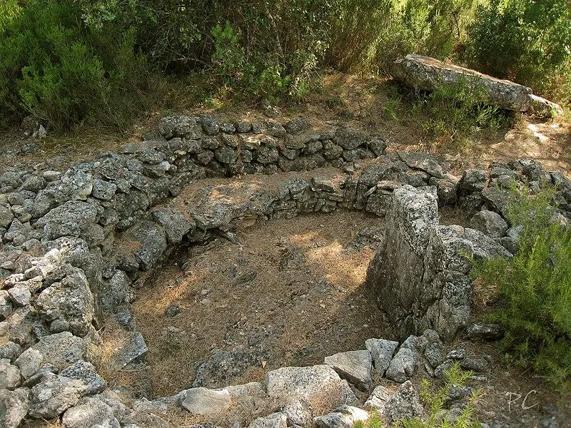 Foto di Dolmen N ° 4 di ADRETS - Philippe Cosentino - © Creative Commons (https://creativecommons.org/licenses/by-sa/4.0/deed.fr)