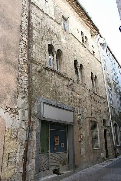 Foto di Casa romanica - Rvalette - © Creative Commons (https://creativecommons.org/licenses/by-sa/4.0/deed.fr)