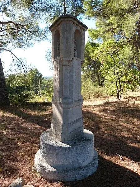 Foto di Oratorio triangolare, nel campo del tour-du-bon a Brulat - Thérèse Gaigé - © Creative Commons (https://creativecommons.org/licenses/by-sa/4.0/deed.fr)
