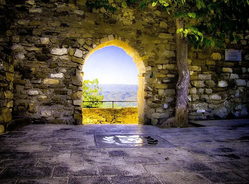 Foto di Ramparts con le loro due porte (resti) - Lilie&amp;Mick - © Creative Commons (https://creativecommons.org/licenses/by-sa/4.0/deed.fr)