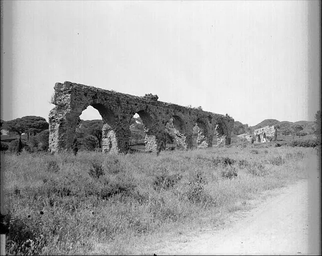 Foto di Antico acquedotto (resti del) - POP Plateforme Ouverte du Patrimoine / Base Mérimée - © Ministère de la Culture (France), Médiathèque du patrimoine et de la photographie, diffusion RMN-GP