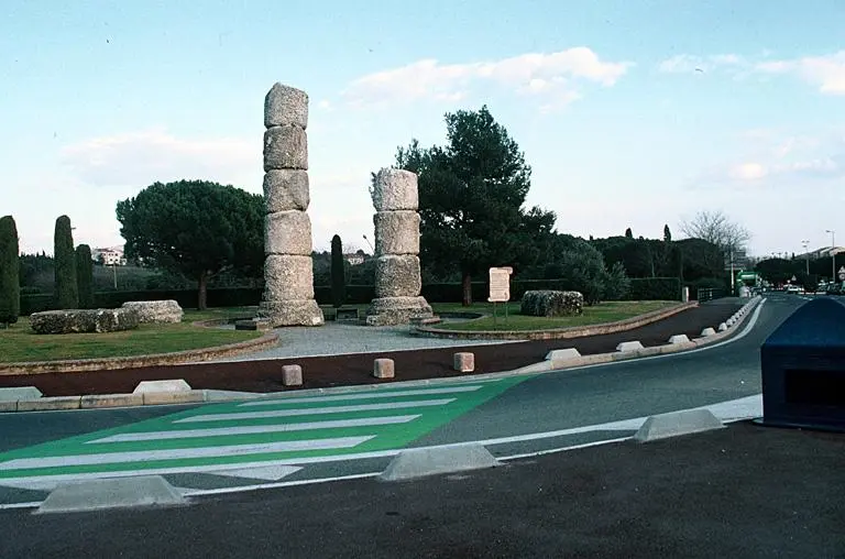 Foto di Antichi blocchi di marmo che costituiscono un portico - POP Plateforme Ouverte du Patrimoine / Base Mérimée - © Monuments historiques