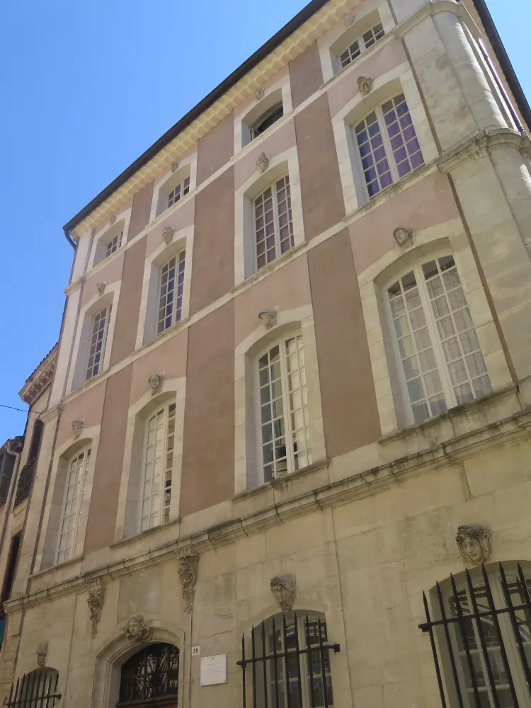 Foto di Hotel des Quatre-Saisons - Sous licence Creative Commons (https://creativecommons.org/licenses/by-sa/4.0/deed.fr) - Par Juliofsanguino - © Creative Commons (https://creativecommons.org/licenses/by-sa/4.0/deed.fr)