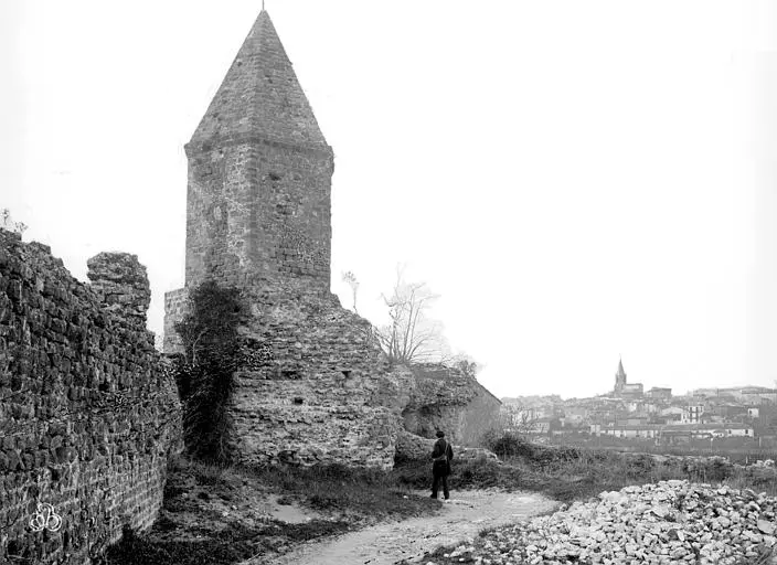 Foto di Ramarts (rimane) - POP Plateforme Ouverte du Patrimoine / Base Mérimée - © Ministère de la Culture (France), Médiathèque du patrimoine et de la photographie, diffusion RMN-GP