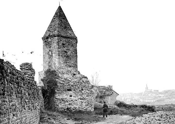 Foto di Ramarts (rimane) - POP Plateforme Ouverte du Patrimoine / Base Mérimée - © Ministère de la Culture (France), Médiathèque du patrimoine et de la photographie, diffusion RMN-GP