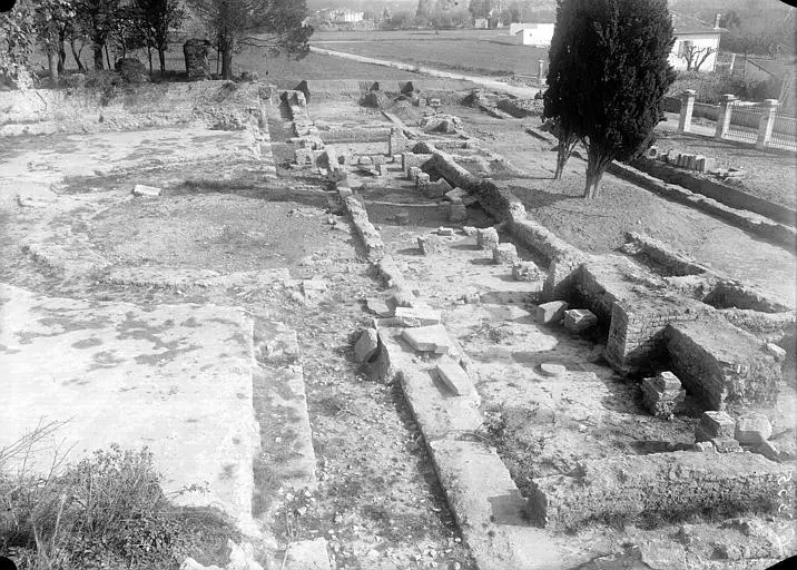 Foto di Teatro romano (resti del vecchio) - POP Plateforme Ouverte du Patrimoine / Base Mérimée - © Ministère de la Culture (France), Médiathèque du patrimoine et de la photographie, diffusion RMN-GP