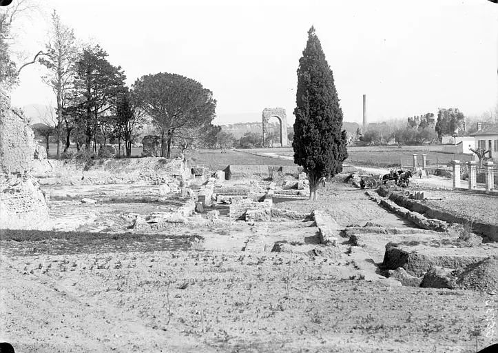 Foto di Teatro romano (resti del vecchio) - POP Plateforme Ouverte du Patrimoine / Base Mérimée - © Ministère de la Culture (France), Médiathèque du patrimoine et de la photographie, diffusion RMN-GP