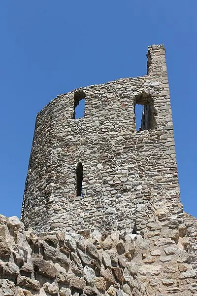 Foto di Resti del castello - Romatt1520 - © Creative Commons (https://creativecommons.org/licenses/by-sa/4.0/deed.fr)