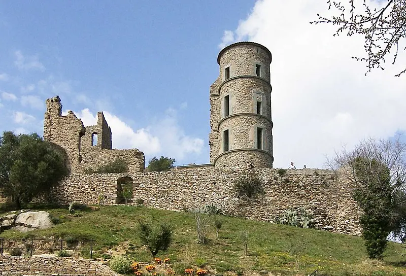 Foto di Resti del castello - Edmond Mersch (Edemar/Mared/de.wikipedia) - © Creative Commons (https://creativecommons.org/licenses/by-sa/4.0/deed.fr)