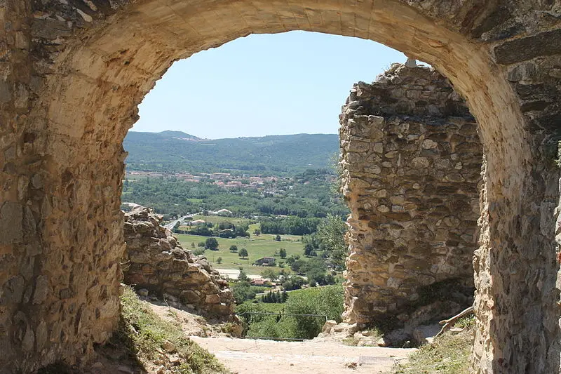Foto di Resti del castello - Romatt1520 - © Creative Commons (https://creativecommons.org/licenses/by-sa/4.0/deed.fr)