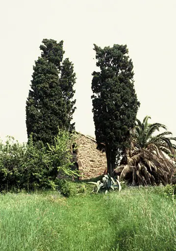 Foto de Iglesia Saint-Pierre-de-L'Almanarre y fragmentos de murallas vecinas - POP Plateforme Ouverte du Patrimoine / Base Mérimée - © Monuments historiques