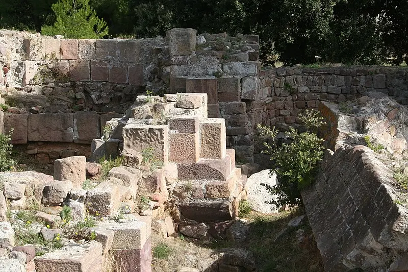 Foto de Iglesia Saint-Pierre-de-L'Almanarre y fragmentos de murallas vecinas - Ekyou - © Creative Commons (https://creativecommons.org/licenses/by-sa/4.0/deed.fr)