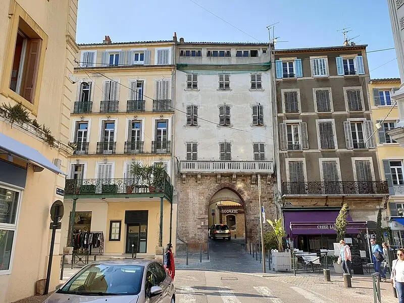 Picture of Fenouillet door - TCY - © Creative Commons (https://creativecommons.org/licenses/by-sa/4.0/deed.fr)