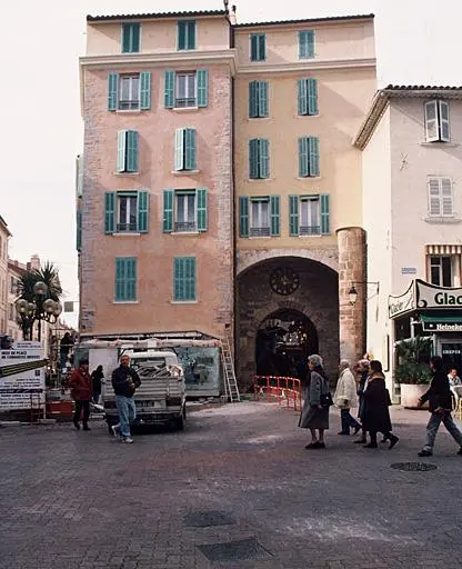 Foto di Rade Porte o Massillon Poter - POP Plateforme Ouverte du Patrimoine / Base Mérimée - © Monuments historiques