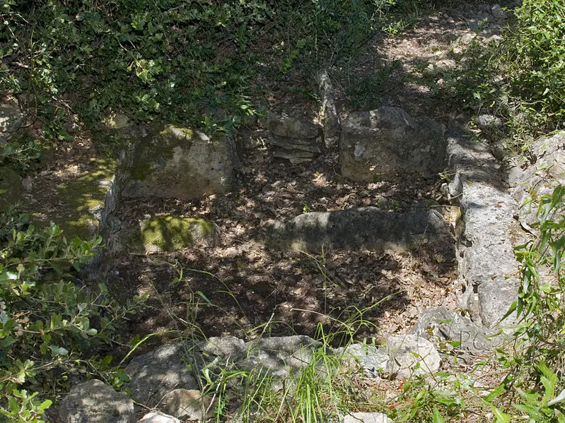 Foto di Dolmen di murari - Philippe Cosentino - © Creative Commons (https://creativecommons.org/licenses/by-sa/4.0/deed.fr)