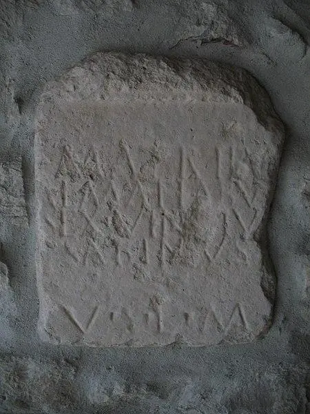 Foto de Estela romana con una inscripción - SombreSanglier - © Creative Commons (https://creativecommons.org/licenses/by-sa/4.0/deed.fr)