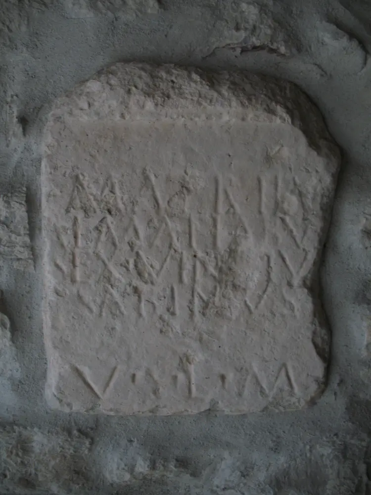 Picture of Roman stele with an inscription - Sous licence Creative Commons (https://creativecommons.org/licenses/by-sa/4.0/deed.fr) - Par SombreSanglier - © Creative Commons (https://creativecommons.org/licenses/by-sa/4.0/deed.fr)