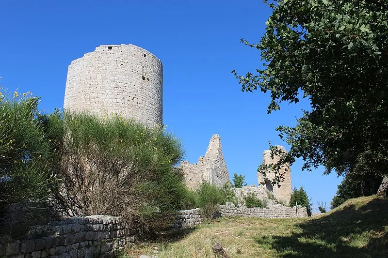 Foto von Dorf (Spuren der Alten) und Schloss (Spuren) - René Hourdry - © Creative Commons (https://creativecommons.org/licenses/by-sa/4.0/deed.fr)